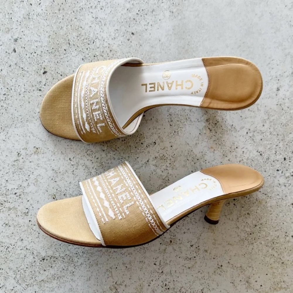 ✨ Vintage CHANEL Sandals Mules Slides Shoes Kitten Heels Tan Beige